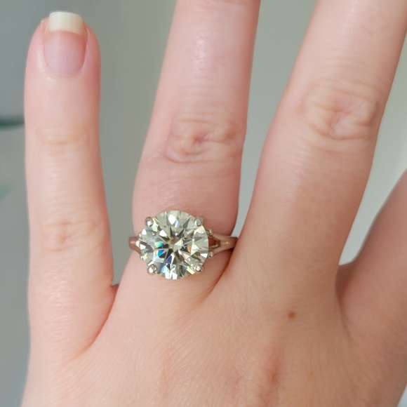 New 5ct Beautiful Moissanite Ring, Size 7 - Picture 7 of 10